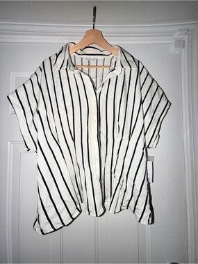 Nine West Navy White Vertical Stripe Short Sleeve Button Front Blouse
Size XXL